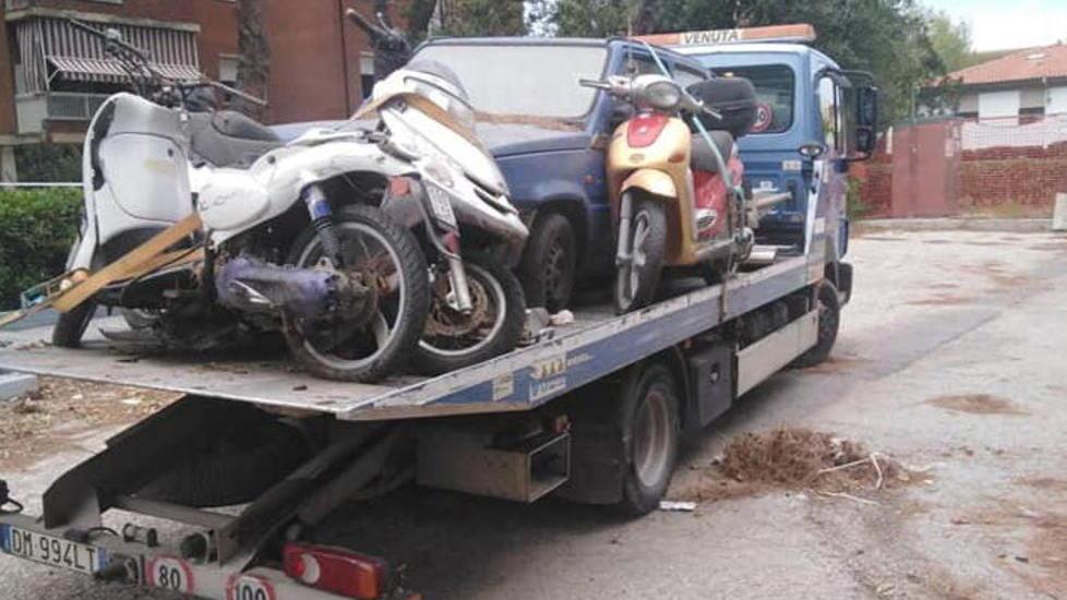Mezzi abbandonati iniziata la rimozione E in via Costanza arrivano i dissuasori