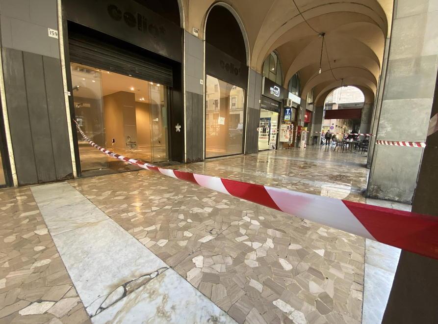 Non c’è pace per i portici di via Grande Un tubo ko