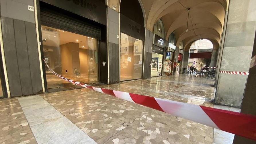 Non c’è pace per i portici di via Grande Un tubo ko