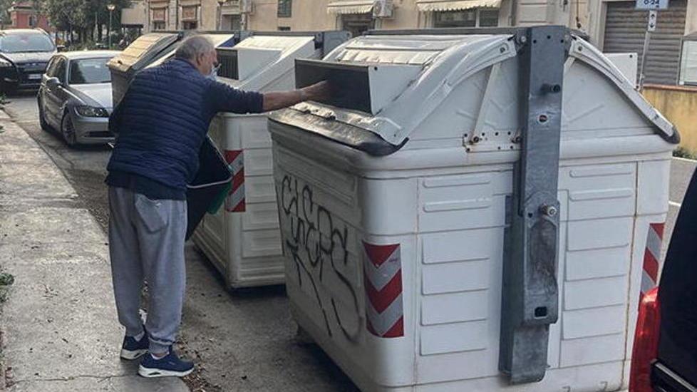 Via tutti i cassonetti entro una settimana ma i commercianti sono un po’ perplessi