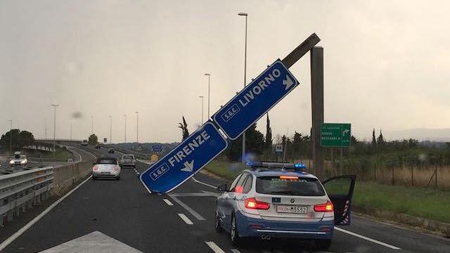 Pannello caduto in Fi-Pi-Li gli imputati davanti al giudice