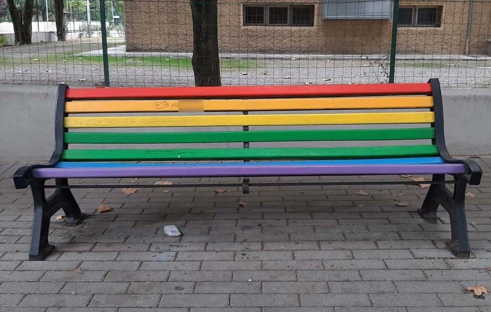 Frasi omofobe imbrattano la panchina arcobaleno
