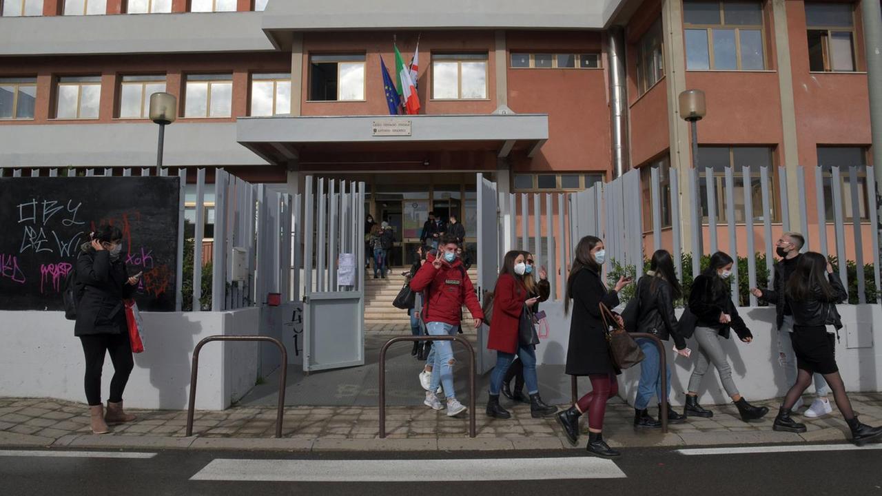 Olbia, depuratori e borracce: via 800 bottiglie al giorno a scuola