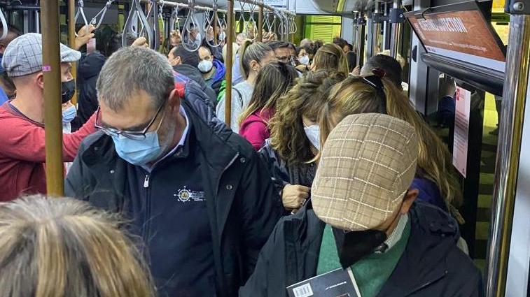 «Per il volo Linate-Olbia navetta stracarica di persone, zero distanze anti-pandemia»