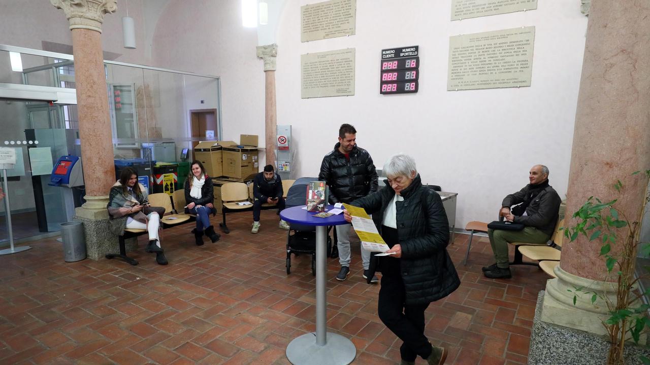 "Noi qui in fila dall'alba per un certificato"