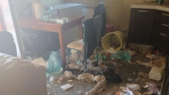 Casa-zoo degli orrori, la svolta: via alla pulizia e sanificazione