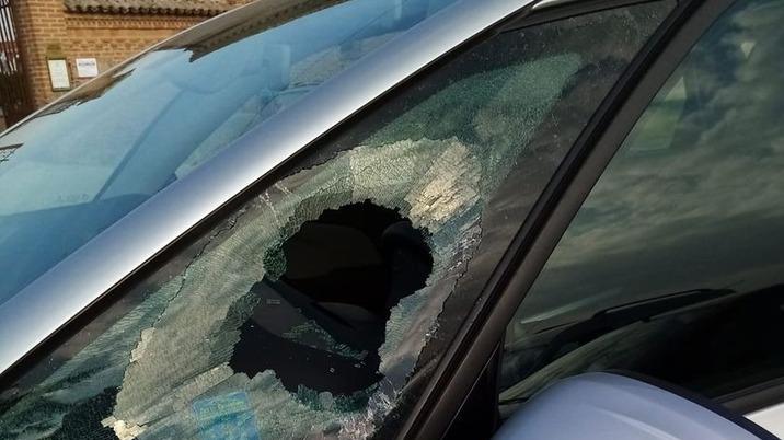 I ladri puntano l’auto vicino al cimitero ma il colpo è fallito