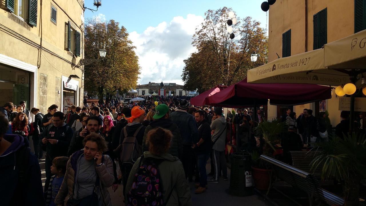 Folla di visitatori a Lucca Comics in una passata edizione (foto d'archivio)