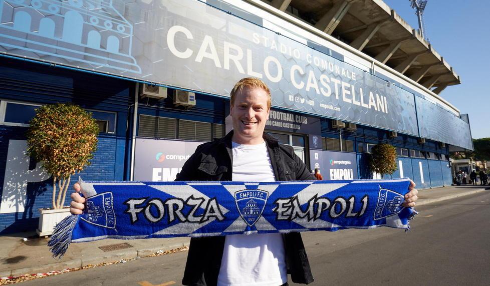 Tim Bacon ieri pomeriggio di fronte allo stadio Castellani per seguire gli azzurri