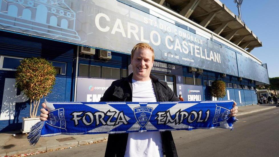 Tim Bacon ieri pomeriggio di fronte allo stadio Castellani per seguire gli azzurri