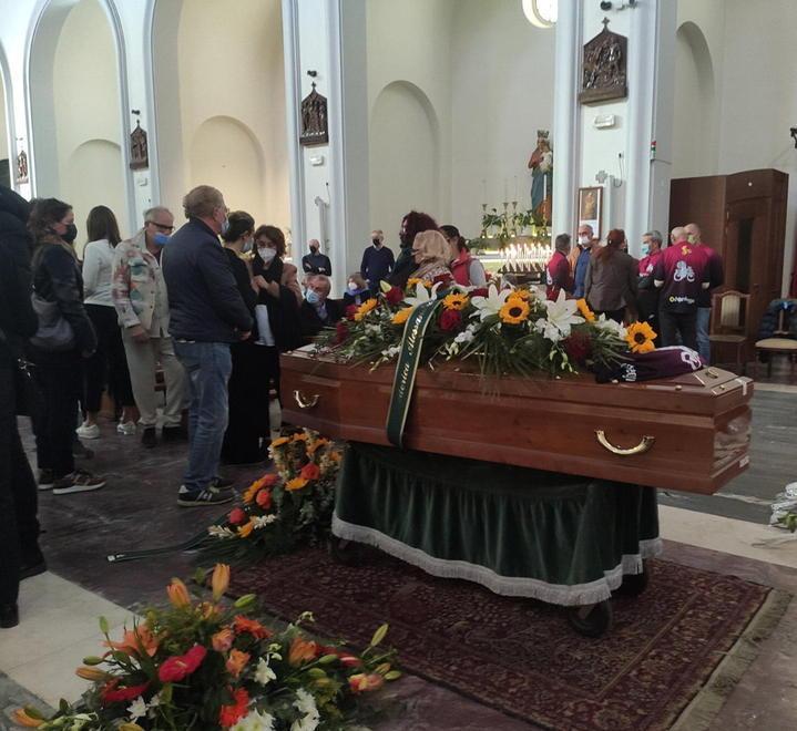 Lacrime in Darsena per l'ex rappresentante morto in bici: «Addio Doriano, caro amico polparo» 