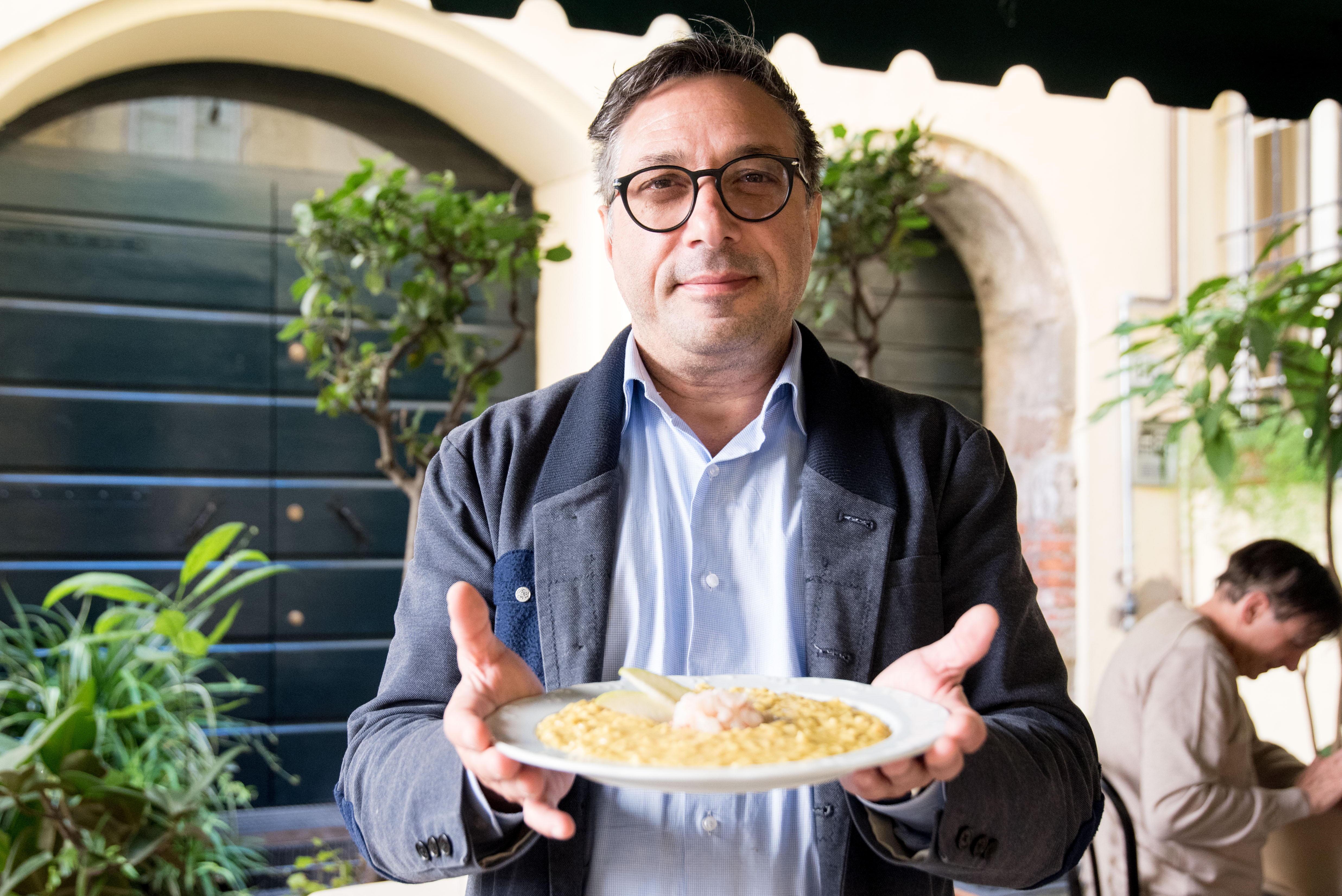 Vito Cipolla, dell'Antica locanda dell'Angelo di Lucca, mostra il piatto della solidarietà (foto Ilaria Genovesi)