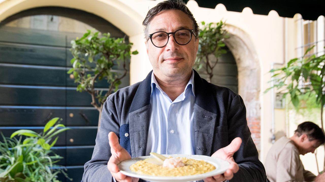 Vito Cipolla, dell'Antica locanda dell'Angelo di Lucca, mostra il piatto della solidarietà (foto Ilaria Genovesi)