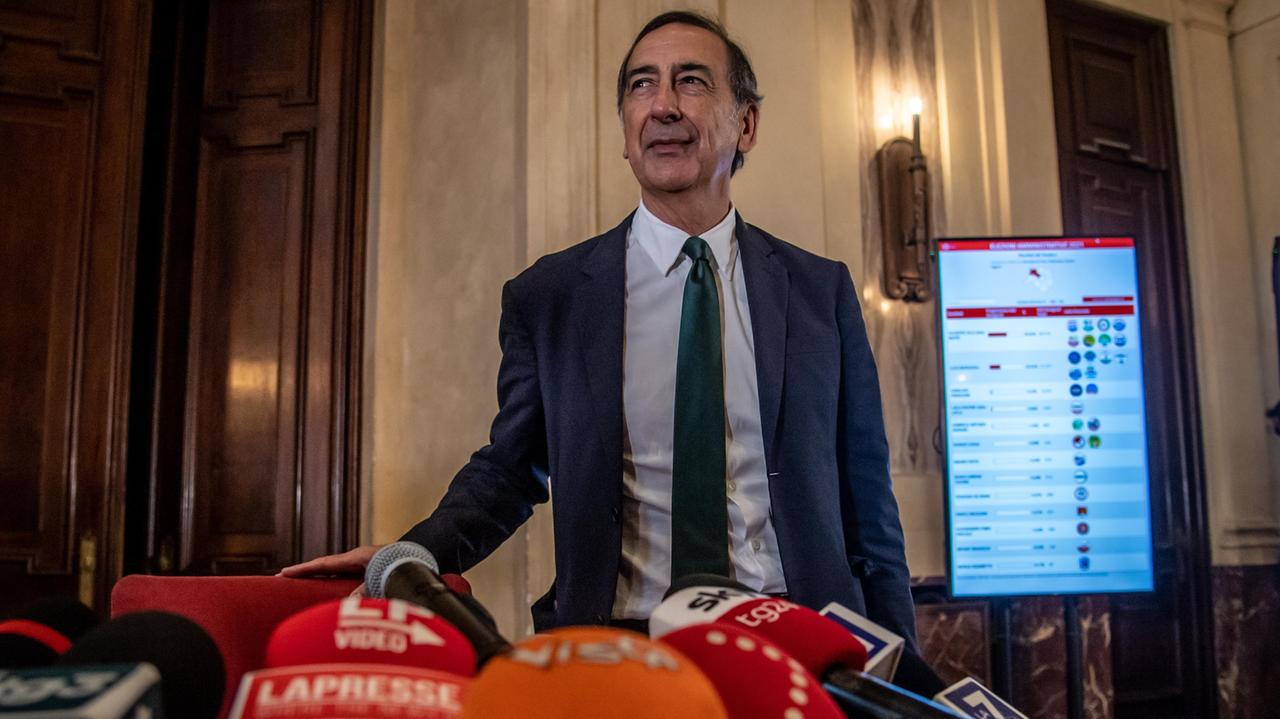 Un'altra offensiva dei no vax: decapitiamo il sindaco Sala