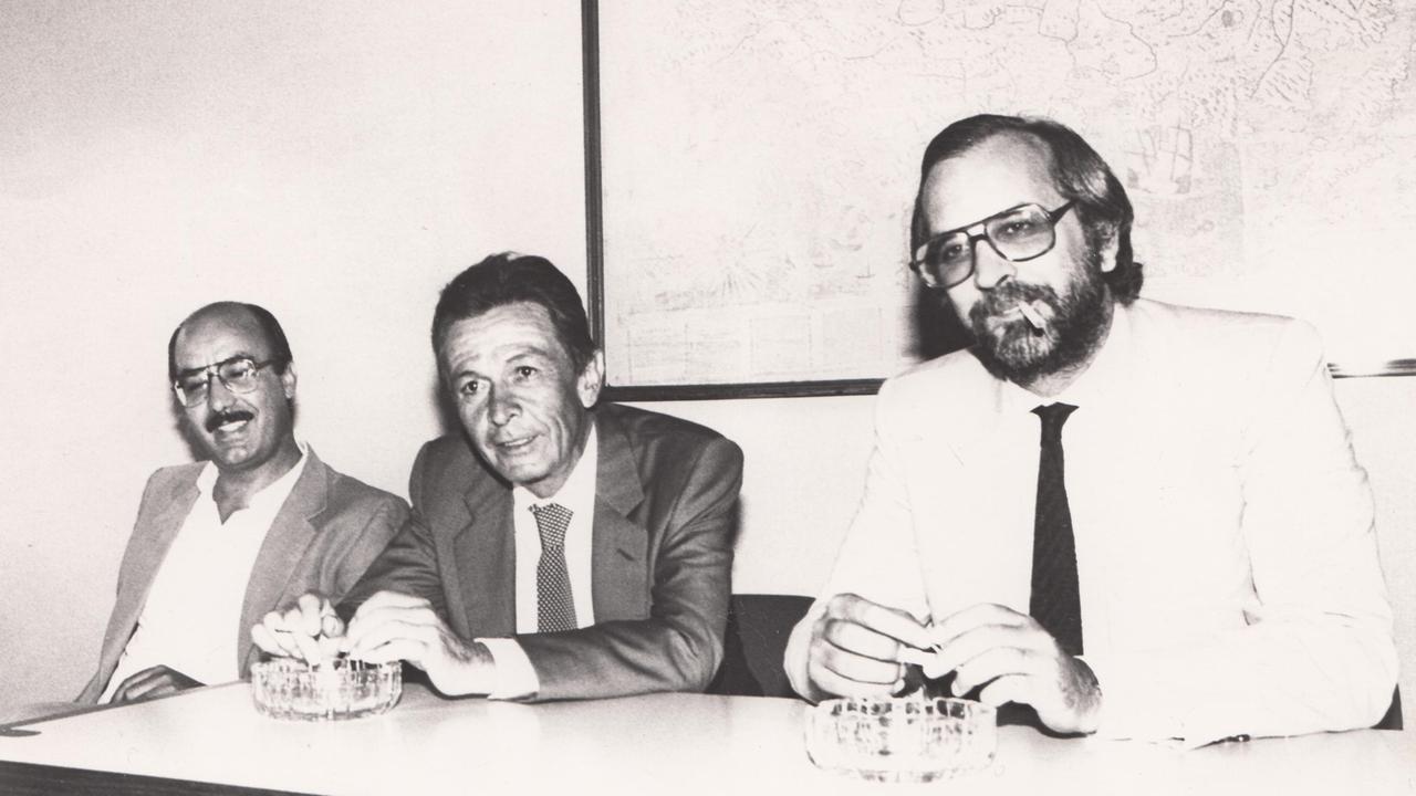 Enrico Berlinguer nella redazione della Nuova Sardegna con Alberto Statera (a destra), direttore dal 1983 al 1986