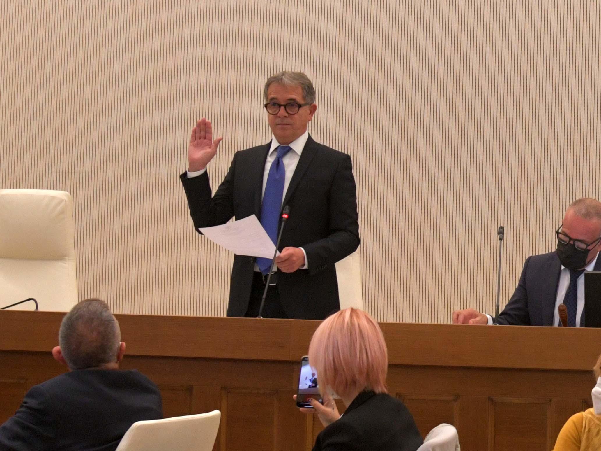 Il sindaco Settimo Nizzi giura sulla Costituzione