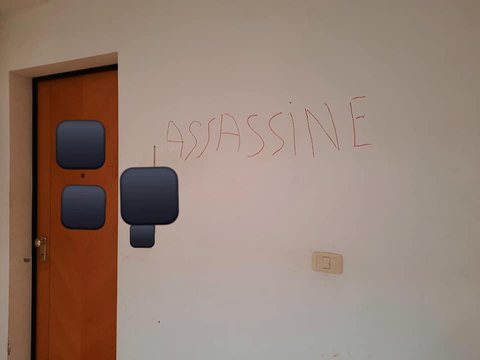 La scritta apparsa sulla porta dell'appartamento di viale Europa