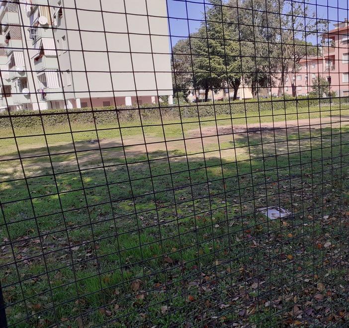I residenti del Varignano «Si pulisca il campetto»
