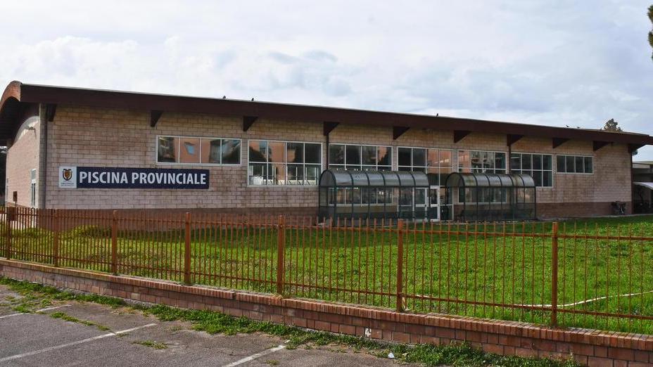 I lavori al tetto ancora non partono E la piscina è chiusa da un anno