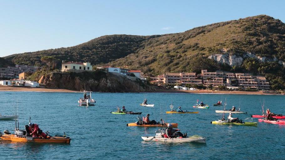 Pesca in kayak, spettacolo nelle acque del Campese