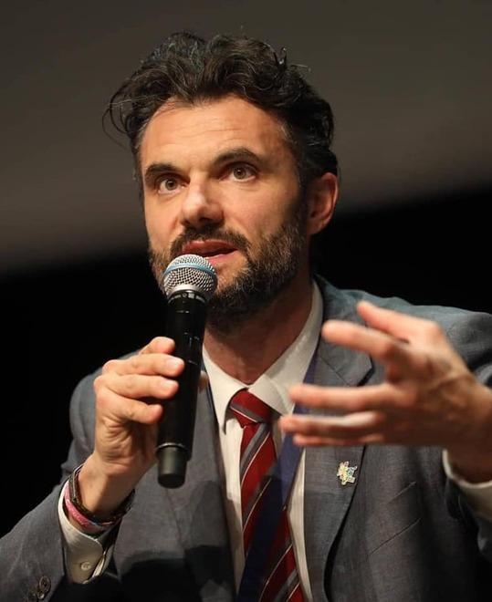 Il sindaco duetterà con Tony Reale in teatro