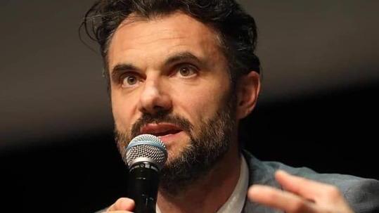 Il sindaco duetterà con Tony Reale in teatro