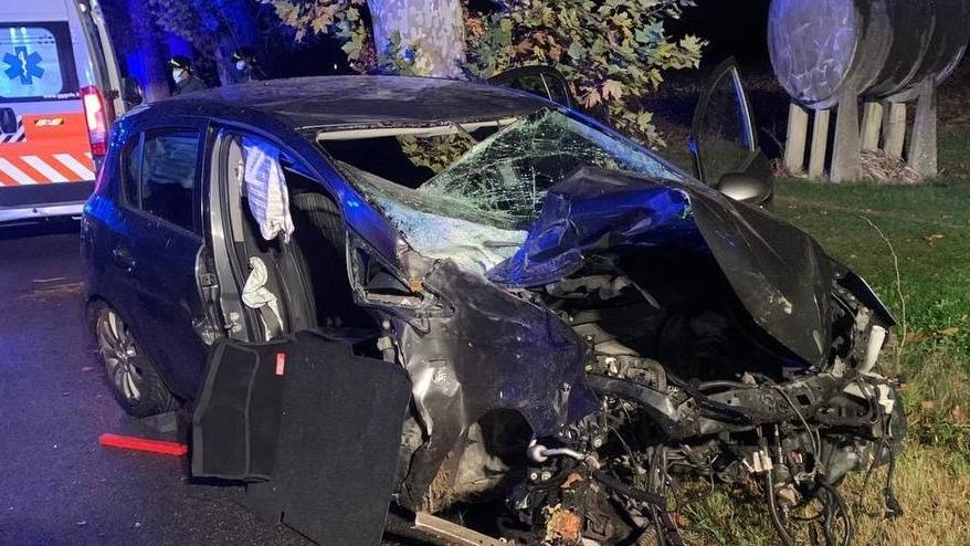L’auto fuori strada centra un platano Due persone ferite
