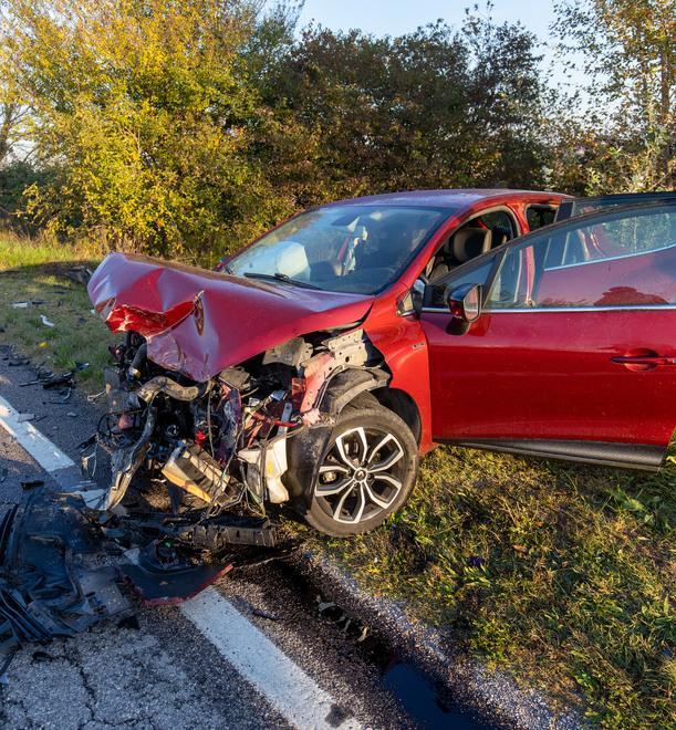 Scontro violento fra due auto Tre persone vanno all’ospedale 