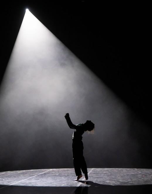 La giovane compagnia XL Dance Company si esibisce in Fonderia 