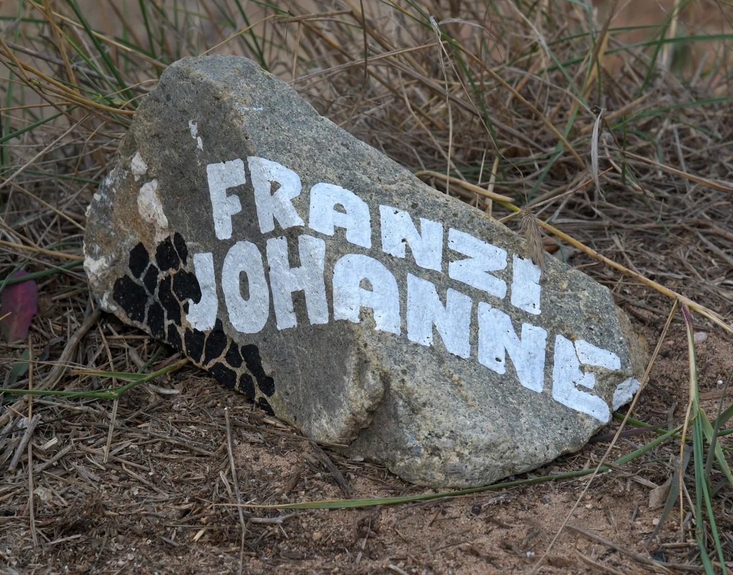 Olbia, rocce imbrattate: i turisti vandali hanno un nome 