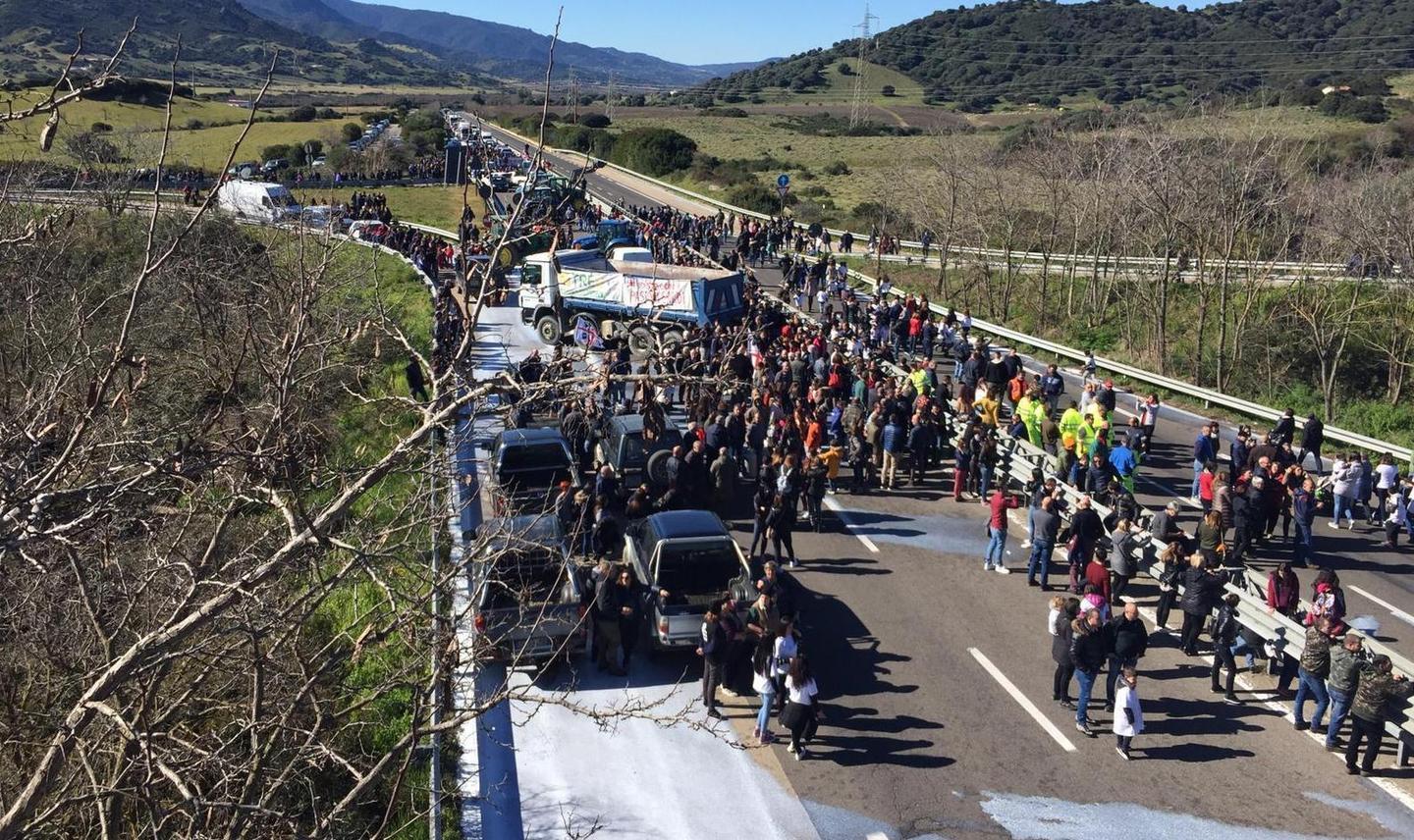 Protesta per la guerra del latte, in aula ispettore della Digos