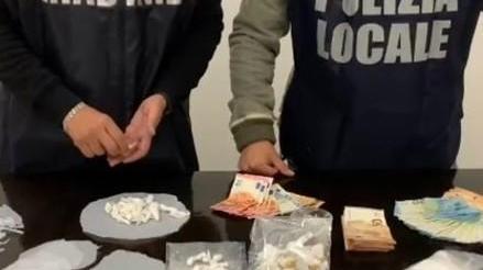 Modena. Ragazzo in fuga sul monopattino Ha un etto di coca