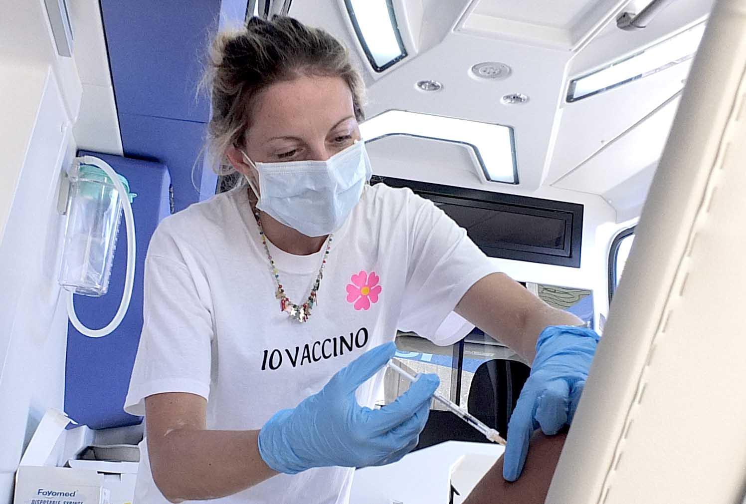 Vaccino in Toscana, le terze dosi superano quota 100.000. Agende aperte: le categorie che possono prenotarsi