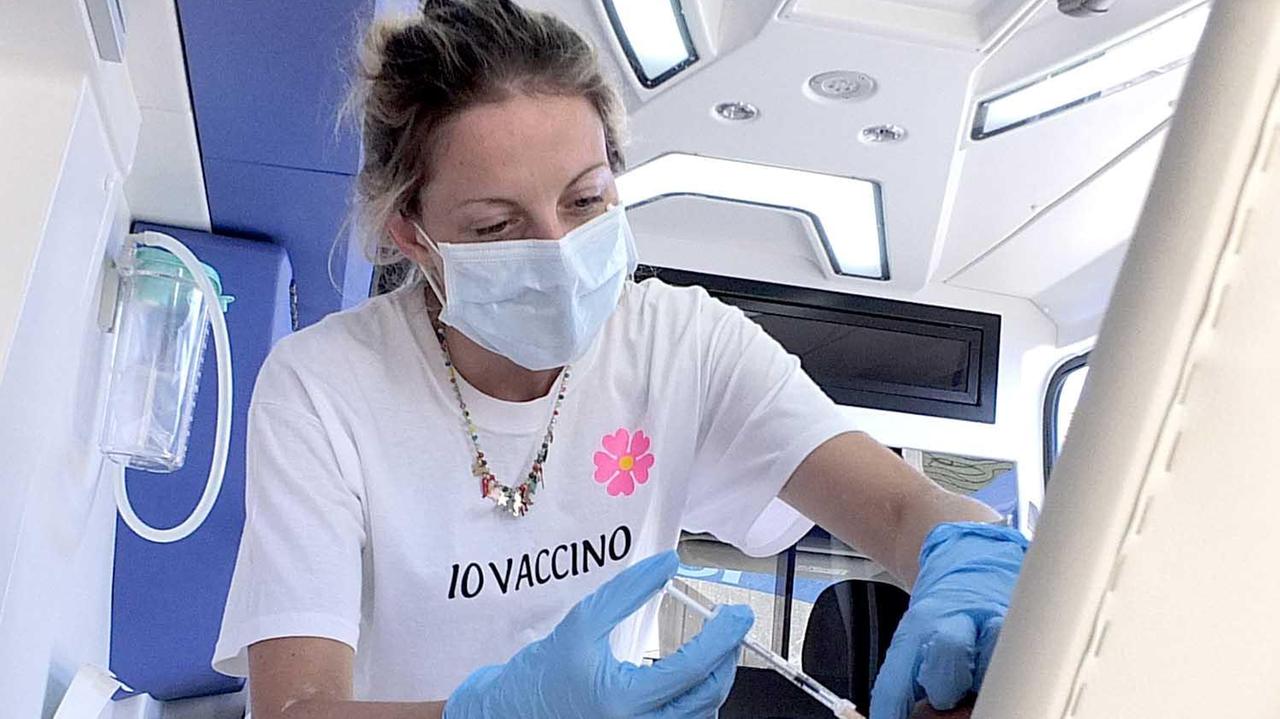 Vaccino in Toscana, le terze dosi superano quota 100.000. Agende aperte: le categorie che possono prenotarsi