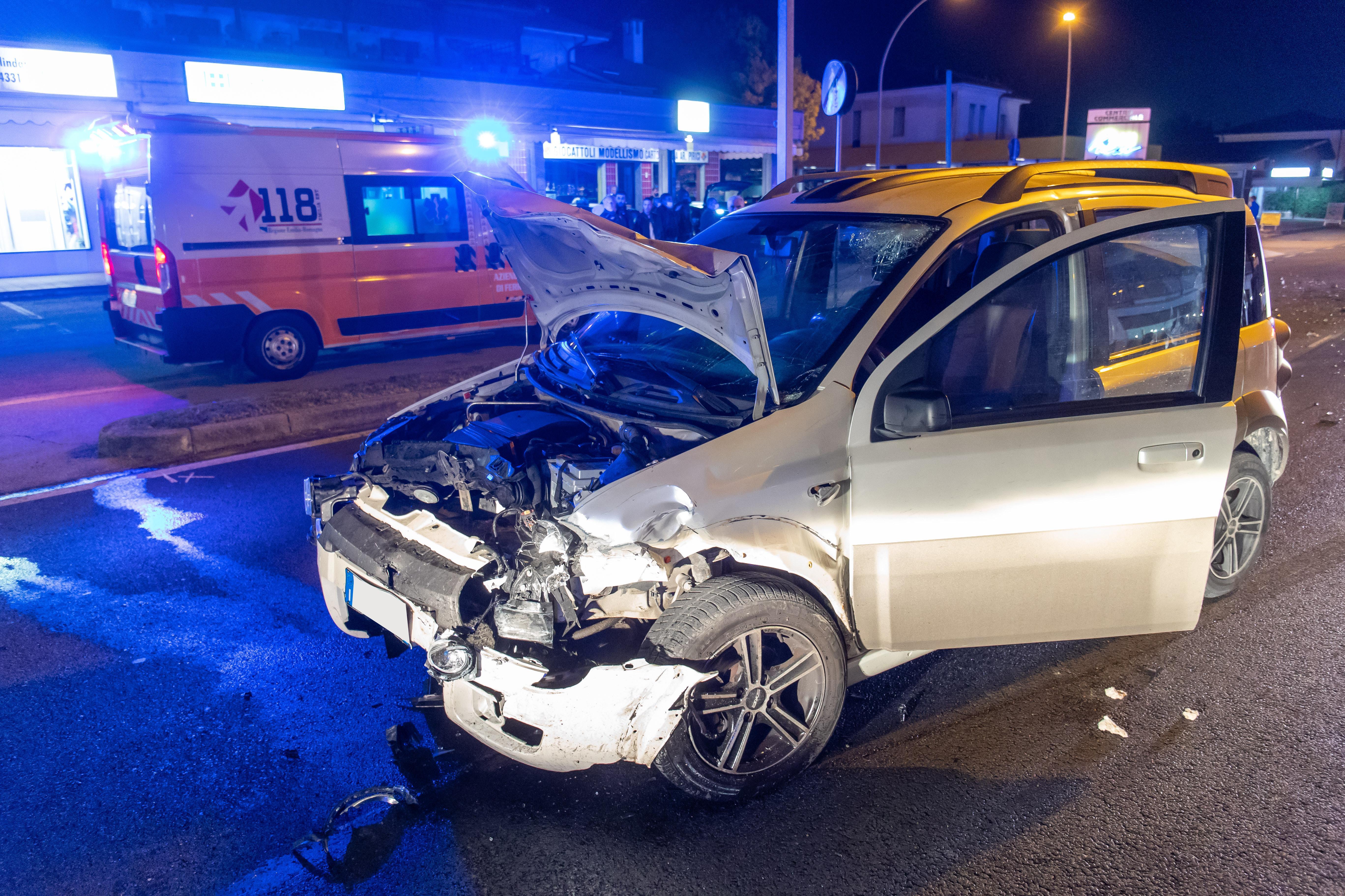 Argenta, schianto frontale e carambola tra auto: tre feriti
