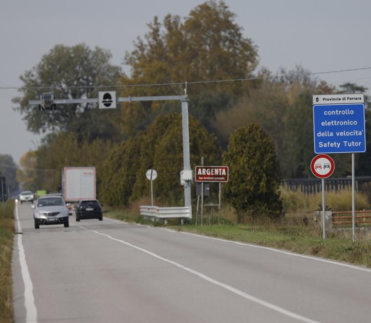 Ferrara, il nuovo tutor fa strage di multe: «A 120 all’ora su quel rettilineo» 