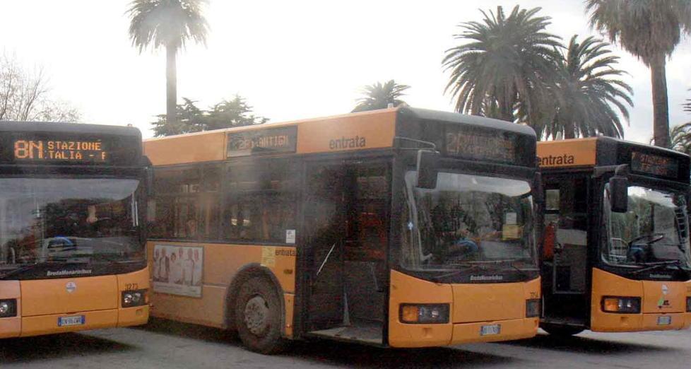 Un gruppo di bus alla fermata davanti alla stazione