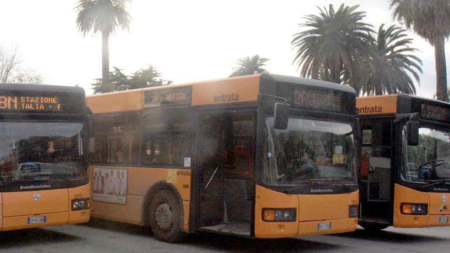 Un gruppo di bus alla fermata davanti alla stazione