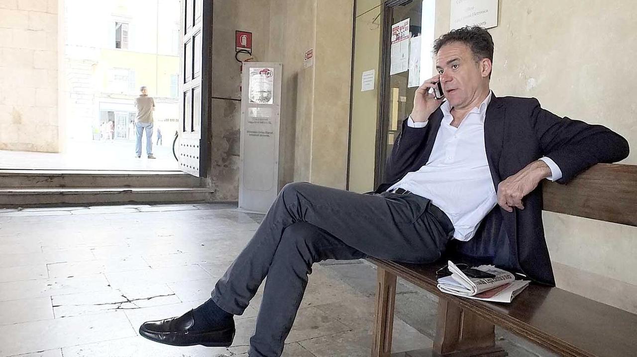 Michele Conti nell’atrio del palazzo comunale il suo primo giorno da sindaco di Pisa il 25 giugno 2018