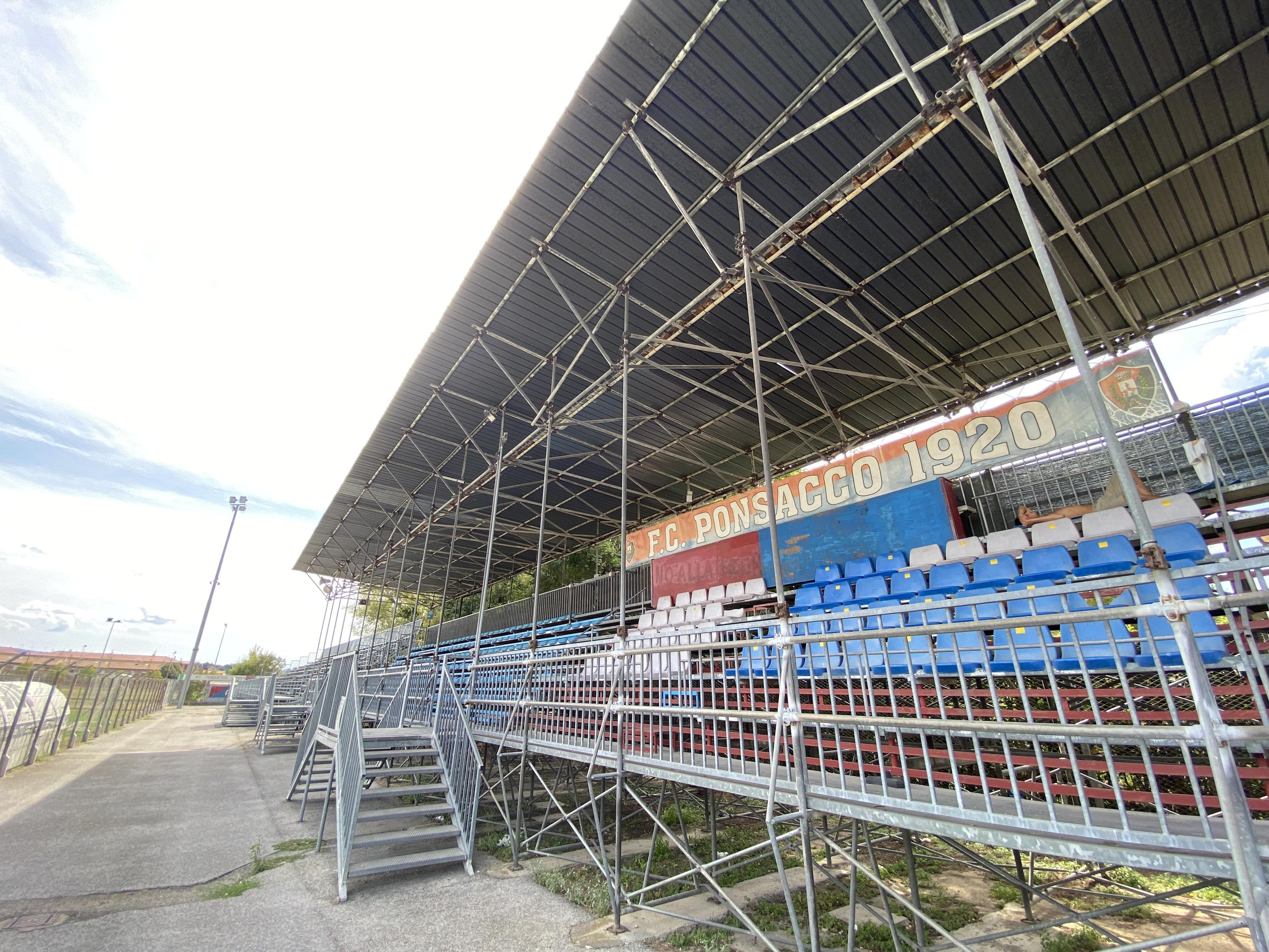 La tribuna centrale dello stadio di Ponsacco dichiarata inagibile