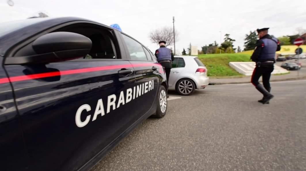 I carabinieri di Follonica durante il controllo di un'auto (Foto di repertorio)