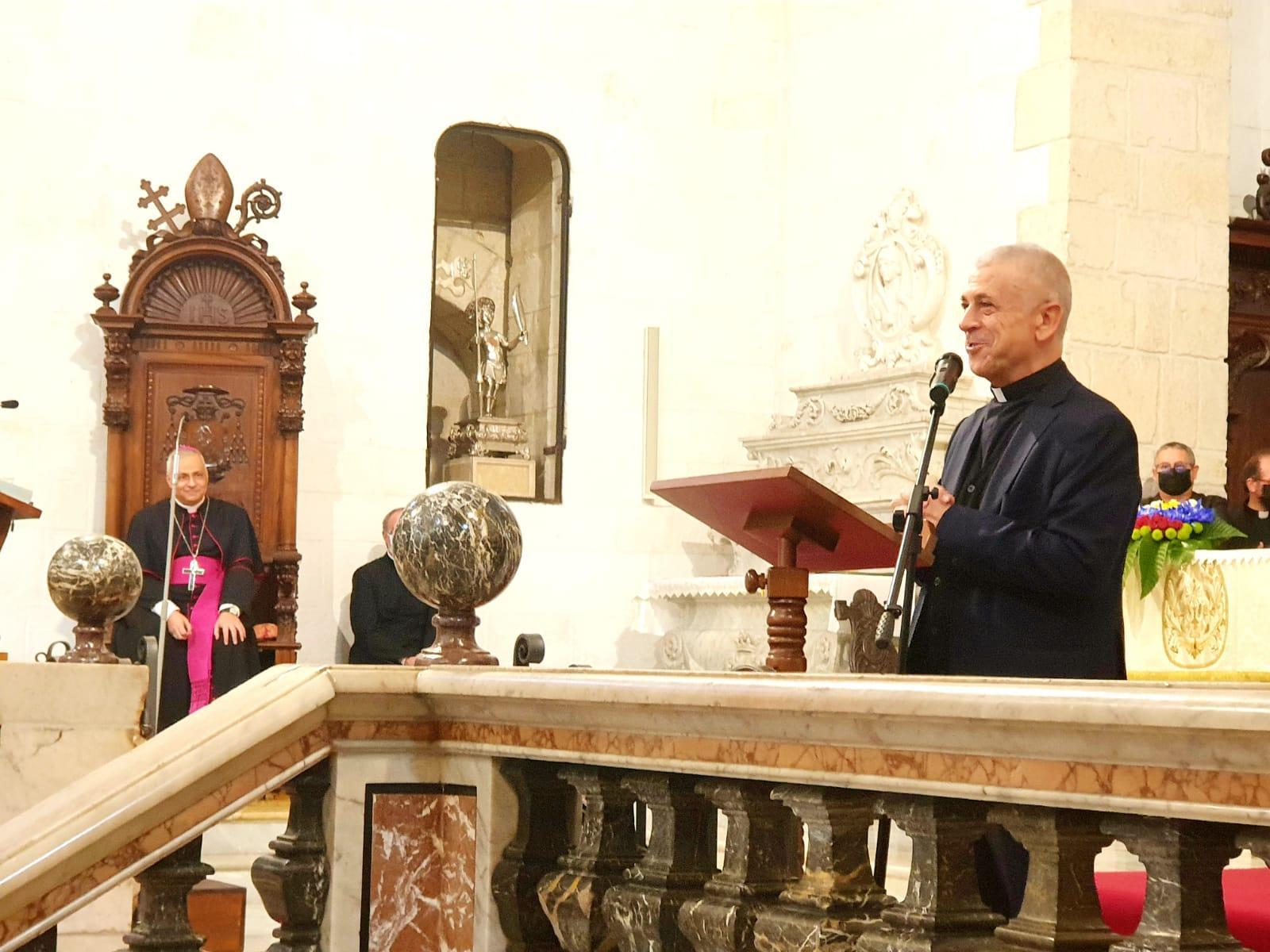Monsignor Soddu e, sullo sfondo, l'arcivescovo di Sassari Saba