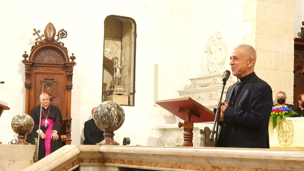 Monsignor Soddu e, sullo sfondo, l'arcivescovo di Sassari Saba