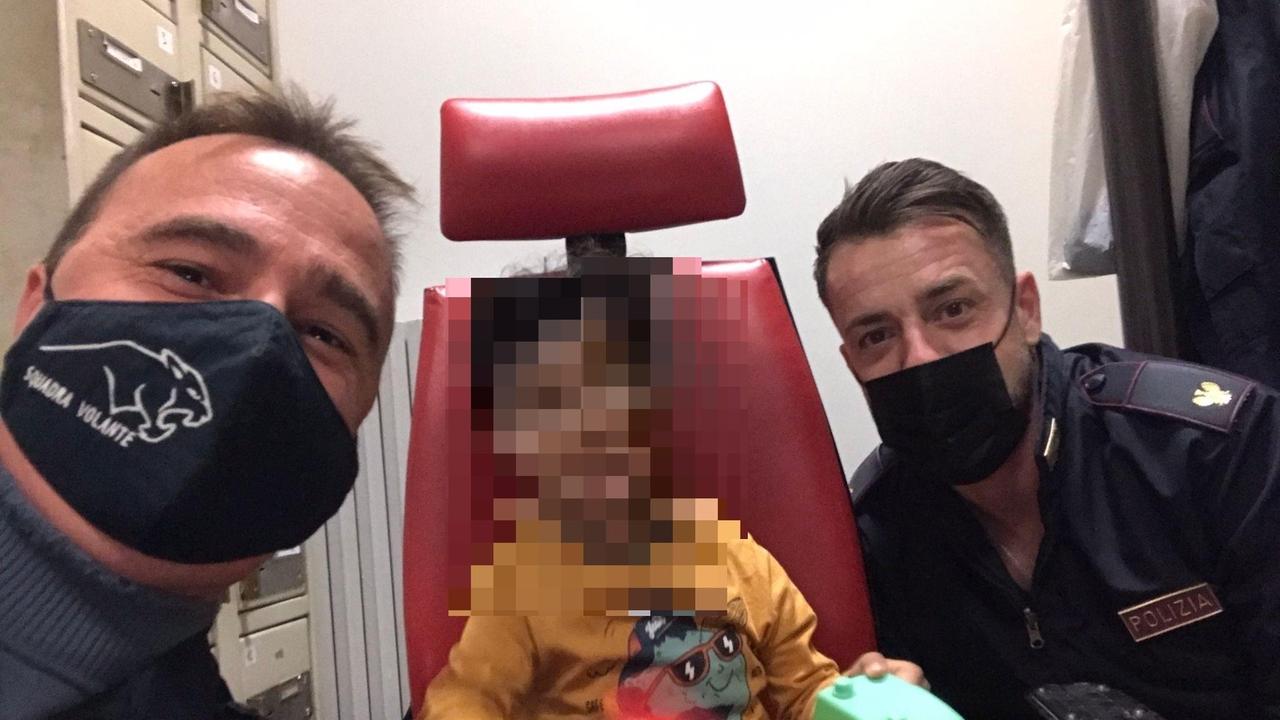 Il bambino ritrovato con gli agenti del commissariato di Pontedera