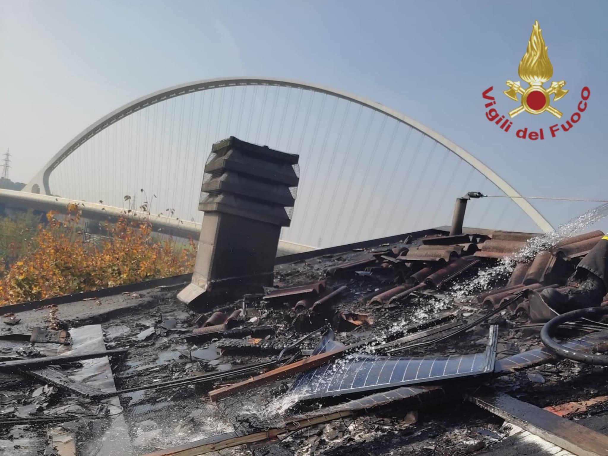 Brucia un tetto in via Nobel