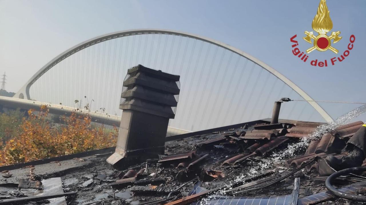 Brucia un tetto in via Nobel