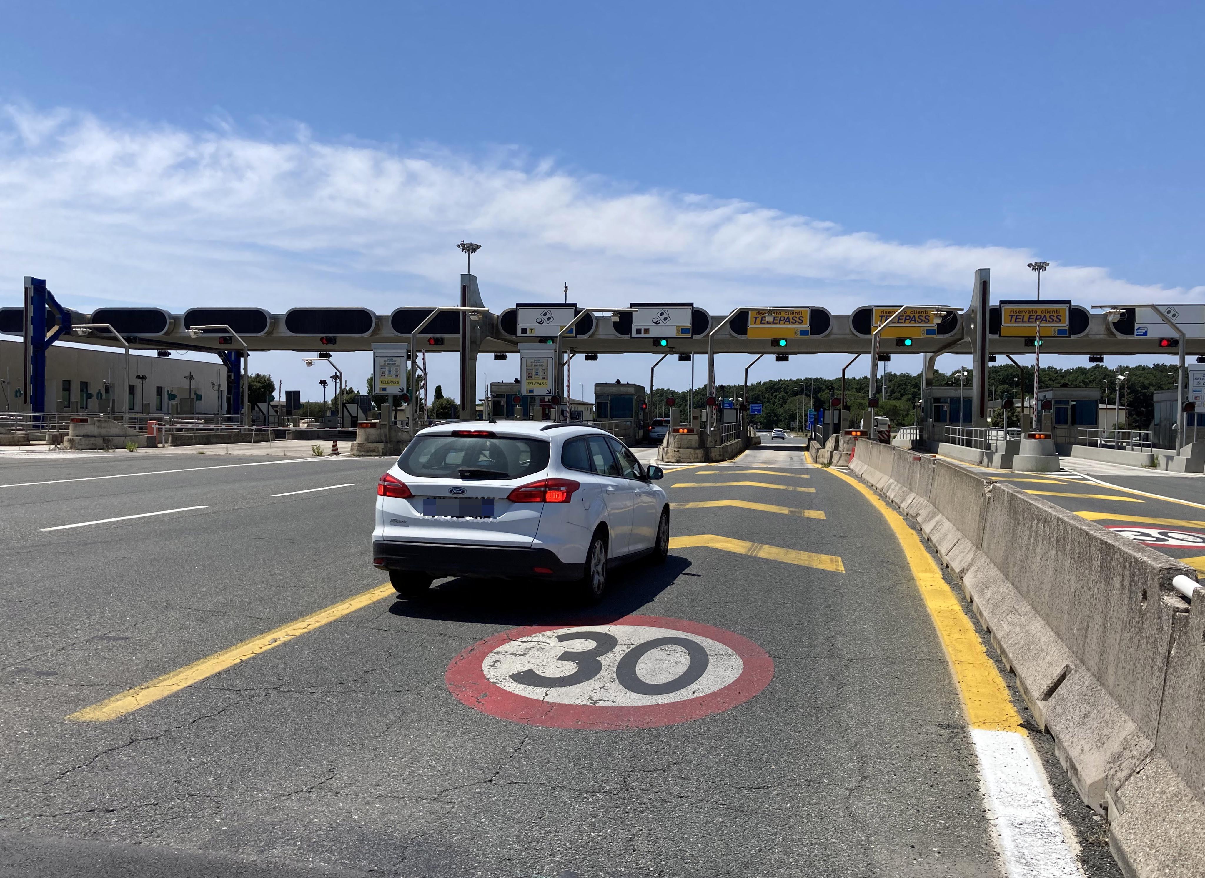 Il casello autostradale della Tirrenica a Cecina (foto Falorni/Silvi)