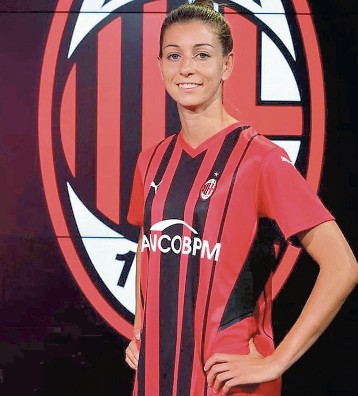 Greta Adami con la maglia del Milan e, sotto, ai tempi della Fiorentina
