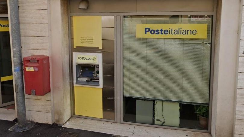 Rapina le poste di Pontedera, ma viene arrestato con l'aiuto di un dipendente