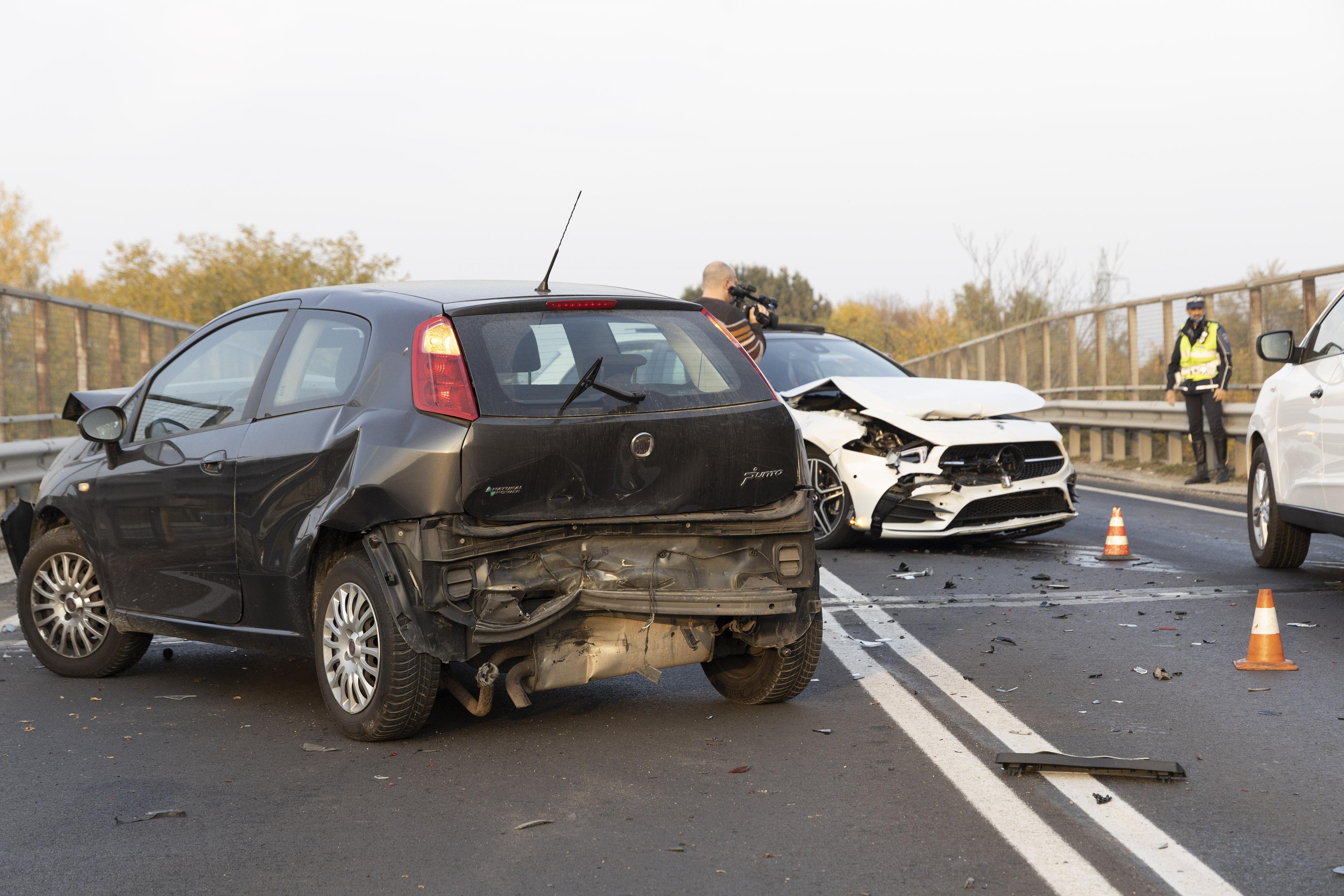 Modena, incidente sul cavalcavia di strada Bellaria:tre feriti